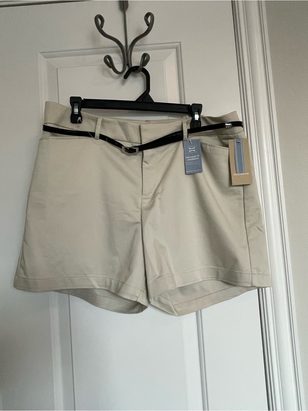 Women’s Dockers Tan Shorts with Thin Black Belt Mid rise Curvy Fit size 14